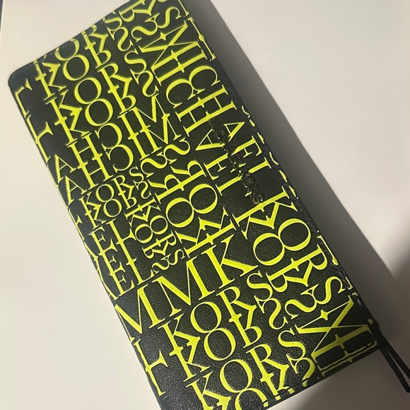 Michael Kors Handbags - Purchased this with my Manhattan bag and barely used it. EUC